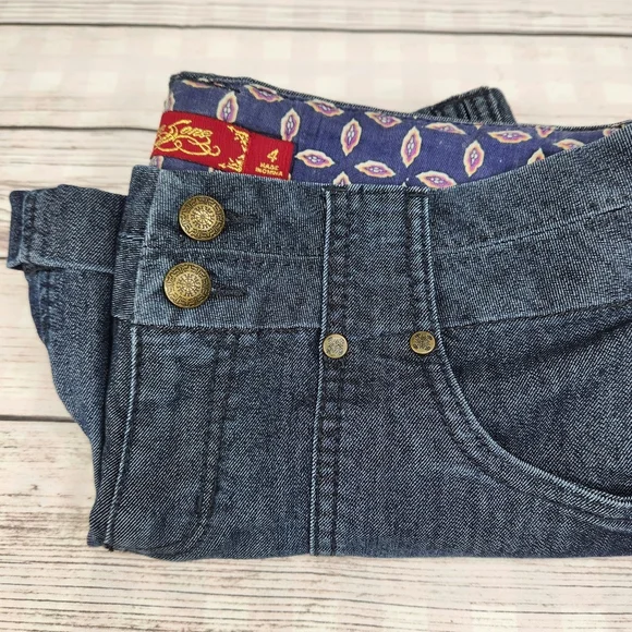 One 5 One Denim Woman's Shorts Size 4 Decorative Adorable Buttons - Picture 8 of 8